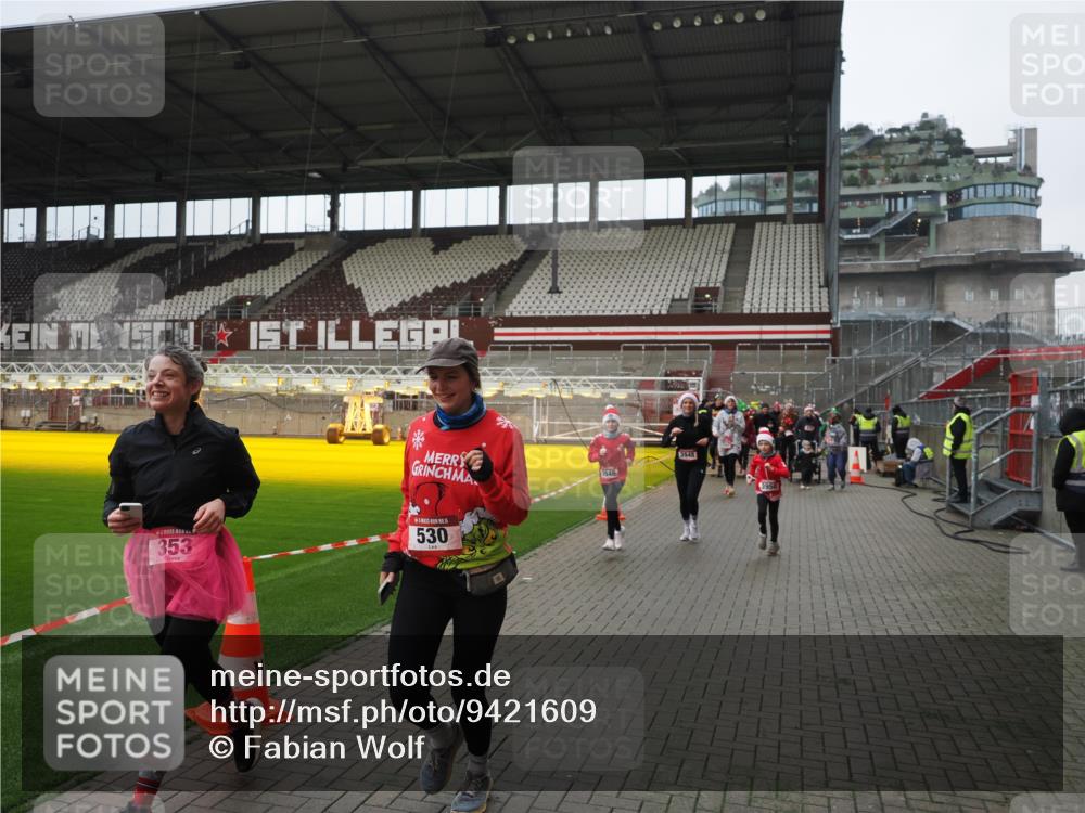 07.12.2025 - St. Pauli X-Mass-Run No. 15 Fabian Wolf http://msf.ph/oto/9421609 07.12.2025 11:47:10 Ziel 353, 530, 614, 898, 900, 901, 992, 1881, 1882, 2047, 2114, 2182, 2568, 2798, 2928, 3010, 3210, 3215, 3216, 3420, 3641, 3777, 3948, 3949, 3961, 5004 meine-sportfotos.de