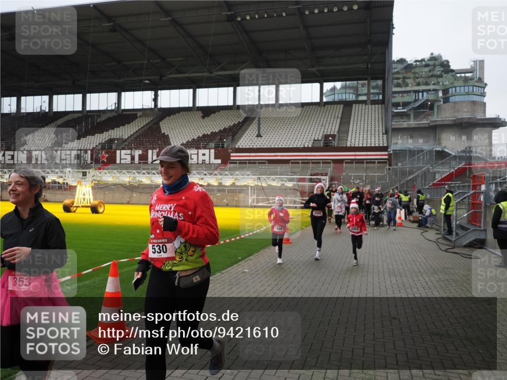 07.12.2025 - St. Pauli X-Mass-Run No. 15 Fabian Wolf http://msf.ph/oto/9421610 07.12.2025 11:47:10 Ziel 353, 530, 614, 898, 900, 901, 992, 1881, 1882, 2047, 2114, 2182, 2568, 2798, 2928, 3010, 3210, 3215, 3216, 3420, 3641, 3777, 3948, 3949, 3961, 5004 meine-sportfotos.de