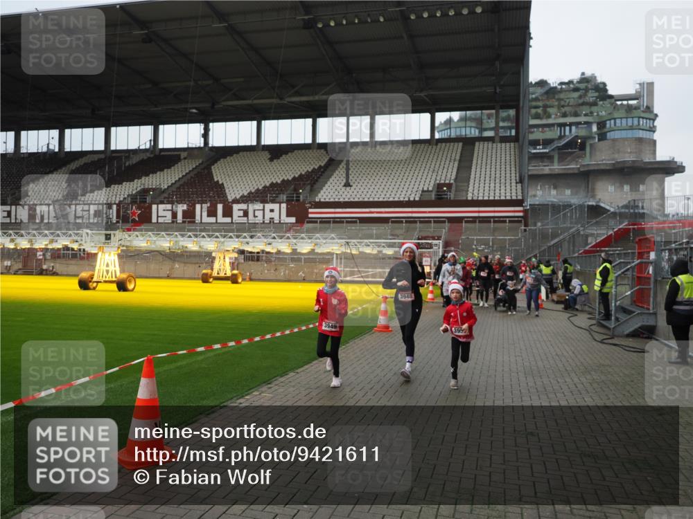 07.12.2025 - St. Pauli X-Mass-Run No. 15 Fabian Wolf http://msf.ph/oto/9421611 07.12.2025 11:47:10 Ziel 353, 530, 614, 898, 900, 901, 992, 1881, 1882, 2047, 2114, 2182, 2568, 2798, 2928, 3010, 3210, 3215, 3216, 3420, 3641, 3777, 3948, 3949, 3961, 5004 meine-sportfotos.de