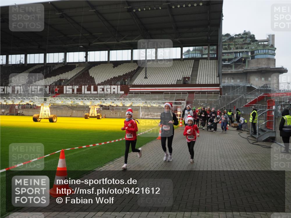 07.12.2025 - St. Pauli X-Mass-Run No. 15 Fabian Wolf http://msf.ph/oto/9421612 07.12.2025 11:47:11 Ziel 353, 530, 614, 898, 900, 901, 992, 1881, 1882, 2047, 2114, 2182, 2221, 2223, 2568, 3215, 3216, 3420, 3641, 3777, 3948, 3949, 3961, 5004 meine-sportfotos.de