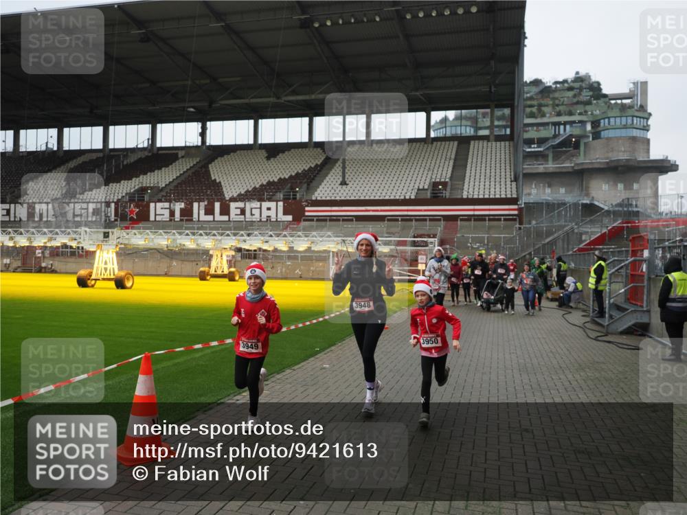07.12.2025 - St. Pauli X-Mass-Run No. 15 Fabian Wolf http://msf.ph/oto/9421613 07.12.2025 11:47:11 Ziel 353, 530, 614, 898, 900, 901, 992, 1881, 1882, 2047, 2114, 2182, 2221, 2223, 2568, 3215, 3216, 3420, 3641, 3777, 3948, 3949, 3961, 5004 meine-sportfotos.de