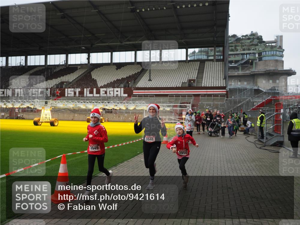 07.12.2025 - St. Pauli X-Mass-Run No. 15 Fabian Wolf http://msf.ph/oto/9421614 07.12.2025 11:47:11 Ziel 353, 530, 614, 898, 900, 901, 992, 1881, 1882, 2047, 2114, 2182, 2221, 2223, 2568, 3215, 3216, 3420, 3641, 3777, 3948, 3949, 3961, 5004 meine-sportfotos.de