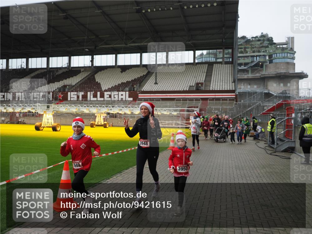07.12.2025 - St. Pauli X-Mass-Run No. 15 Fabian Wolf http://msf.ph/oto/9421615 07.12.2025 11:47:11 Ziel 353, 530, 614, 898, 900, 901, 992, 1881, 1882, 2047, 2114, 2182, 2221, 2223, 2568, 3215, 3216, 3420, 3641, 3777, 3948, 3949, 3961, 5004 meine-sportfotos.de