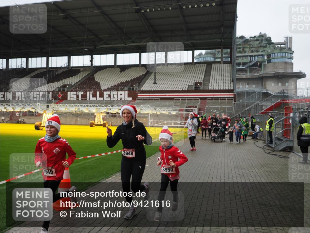 07.12.2025 - St. Pauli X-Mass-Run No. 15 Fabian Wolf http://msf.ph/oto/9421616 07.12.2025 11:47:12 Ziel 353, 530, 614, 898, 900, 901, 992, 1881, 1882, 2047, 2114, 2182, 2221, 2223, 2568, 3215, 3216, 3420, 3471, 3482, 3641, 3777, 3948, 3949, 3961, 5004 meine-sportfotos.de
