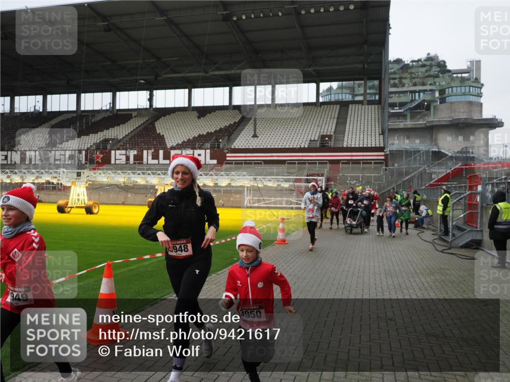 07.12.2025 - St. Pauli X-Mass-Run No. 15 Fabian Wolf http://msf.ph/oto/9421617 07.12.2025 11:47:12 Ziel 353, 530, 614, 898, 900, 901, 992, 1881, 1882, 2047, 2114, 2182, 2221, 2223, 2568, 3215, 3216, 3420, 3471, 3482, 3641, 3777, 3948, 3949, 3961, 5004 meine-sportfotos.de