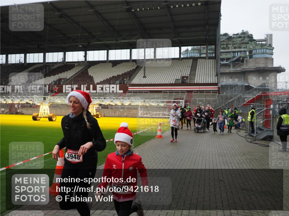 07.12.2025 - St. Pauli X-Mass-Run No. 15 Fabian Wolf http://msf.ph/oto/9421618 07.12.2025 11:47:12 Ziel 353, 530, 614, 898, 900, 901, 992, 1881, 1882, 2047, 2114, 2182, 2221, 2223, 2568, 3215, 3216, 3420, 3471, 3482, 3641, 3777, 3948, 3949, 3961, 5004 meine-sportfotos.de