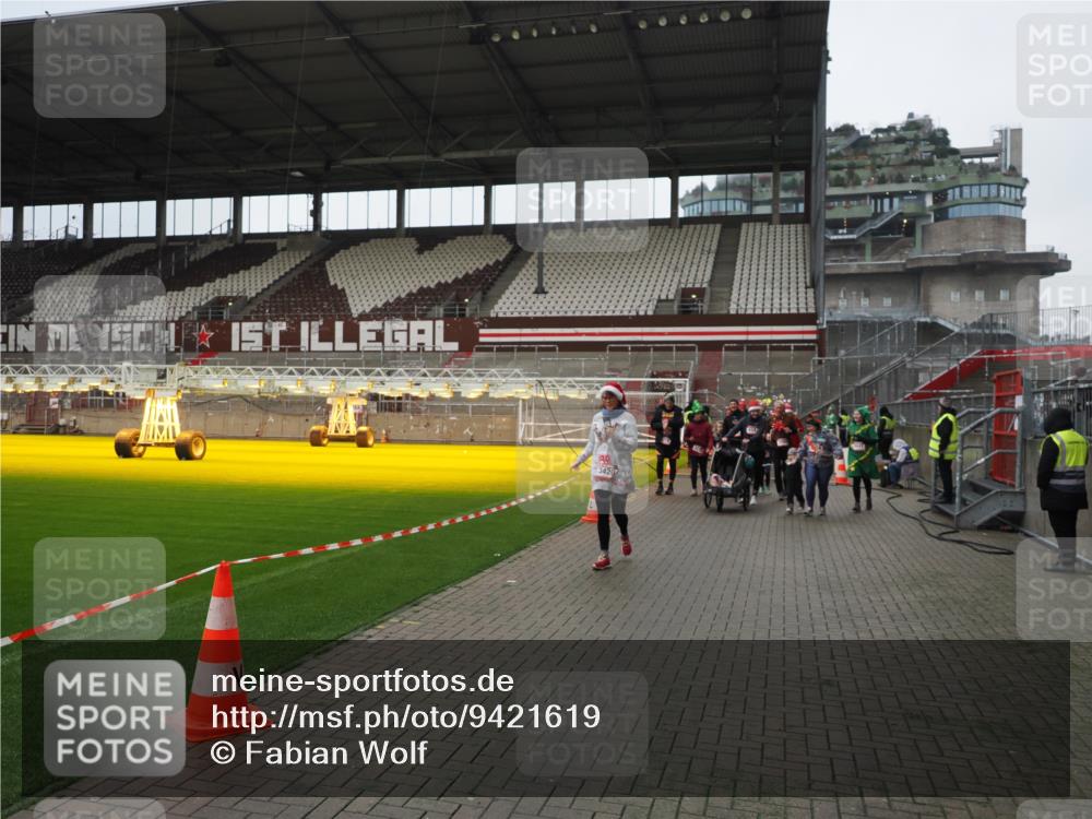 07.12.2025 - St. Pauli X-Mass-Run No. 15 Fabian Wolf http://msf.ph/oto/9421619 07.12.2025 11:47:13 Ziel 353, 530, 614, 898, 900, 901, 992, 2047, 2114, 2221, 2223, 2568, 3215, 3216, 3420, 3471, 3482, 3641, 3777, 3798, 3800, 3948, 3949, 5004 meine-sportfotos.de