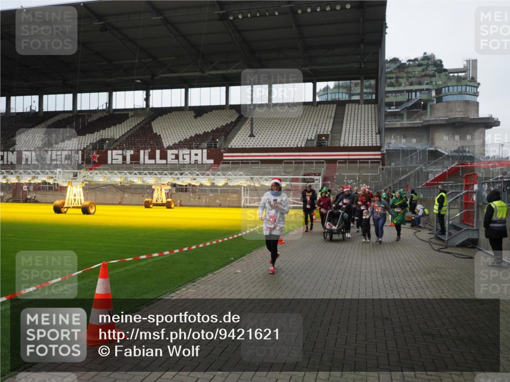 07.12.2025 - St. Pauli X-Mass-Run No. 15 Fabian Wolf http://msf.ph/oto/9421621 07.12.2025 11:47:13 Ziel 353, 530, 614, 898, 900, 901, 992, 2047, 2114, 2221, 2223, 2568, 3215, 3216, 3420, 3471, 3482, 3641, 3777, 3798, 3800, 3948, 3949, 5004 meine-sportfotos.de