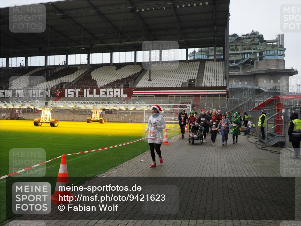 07.12.2025 - St. Pauli X-Mass-Run No. 15 Fabian Wolf http://msf.ph/oto/9421623 07.12.2025 11:47:14 Ziel 353, 530, 614, 898, 900, 901, 992, 2221, 2223, 2568, 3215, 3216, 3420, 3471, 3482, 3641, 3798, 3800, 3948, 3949, 5004 meine-sportfotos.de