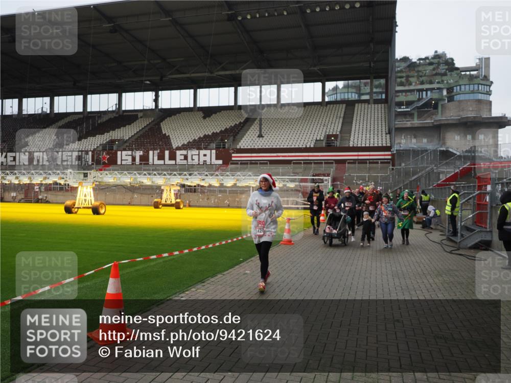 07.12.2025 - St. Pauli X-Mass-Run No. 15 Fabian Wolf http://msf.ph/oto/9421624 07.12.2025 11:47:14 Ziel 353, 530, 614, 898, 900, 901, 992, 2221, 2223, 2568, 3215, 3216, 3420, 3471, 3482, 3641, 3798, 3800, 3948, 3949, 5004 meine-sportfotos.de