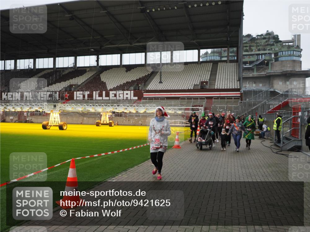 07.12.2025 - St. Pauli X-Mass-Run No. 15 Fabian Wolf http://msf.ph/oto/9421625 07.12.2025 11:47:14 Ziel 353, 530, 614, 898, 900, 901, 992, 2221, 2223, 2568, 3215, 3216, 3420, 3471, 3482, 3641, 3798, 3800, 3948, 3949, 5004 meine-sportfotos.de