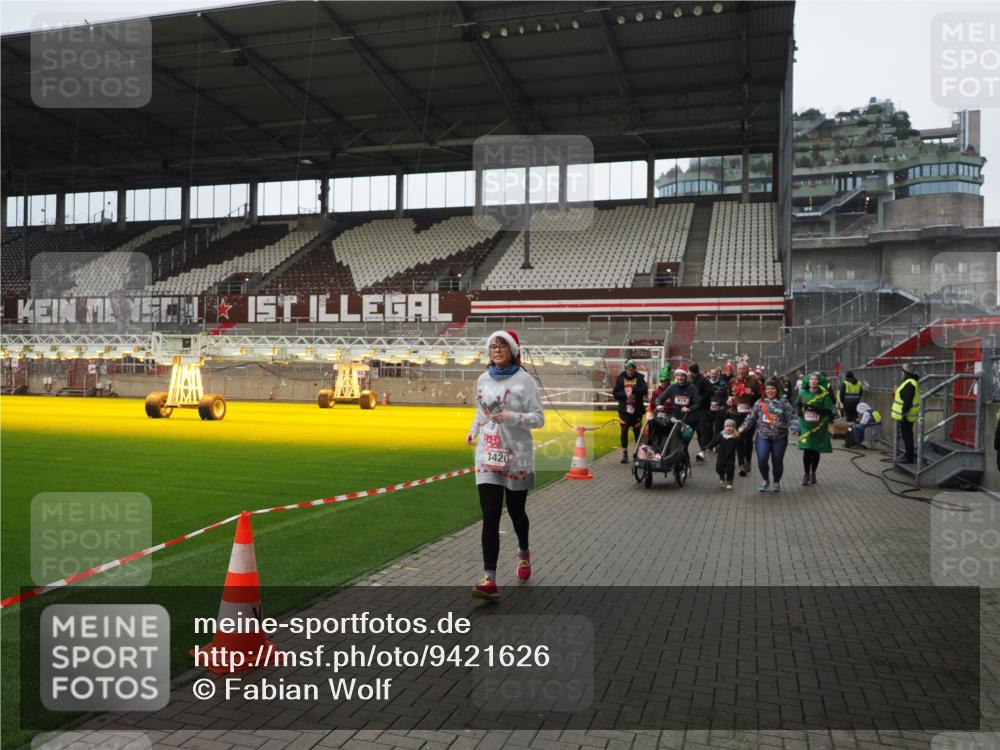 07.12.2025 - St. Pauli X-Mass-Run No. 15 Fabian Wolf http://msf.ph/oto/9421626 07.12.2025 11:47:14 Ziel 353, 530, 614, 898, 900, 901, 992, 2221, 2223, 2568, 3215, 3216, 3420, 3471, 3482, 3641, 3798, 3800, 3948, 3949, 5004 meine-sportfotos.de
