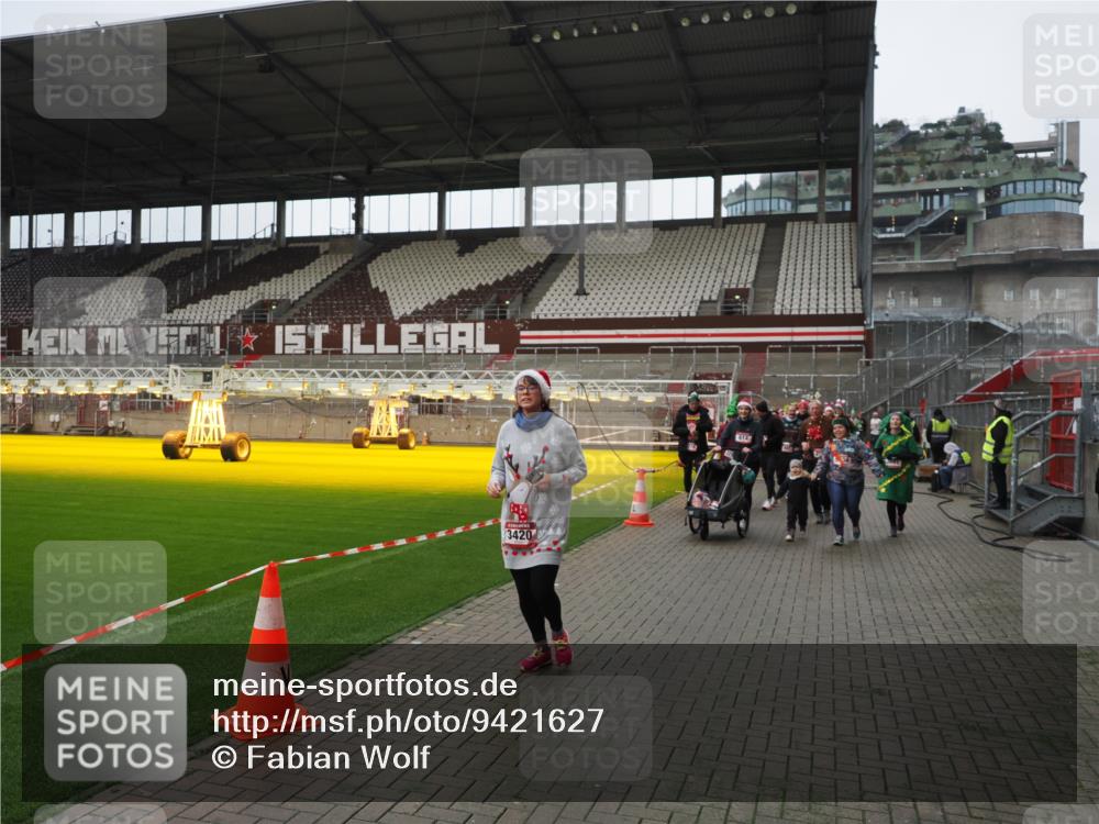 07.12.2025 - St. Pauli X-Mass-Run No. 15 Fabian Wolf http://msf.ph/oto/9421627 07.12.2025 11:47:15 Ziel 353, 530, 614, 898, 900, 901, 992, 2221, 2223, 2568, 3215, 3216, 3420, 3471, 3482, 3641, 3798, 3800, 3948, 3949, 4883, 5004 meine-sportfotos.de