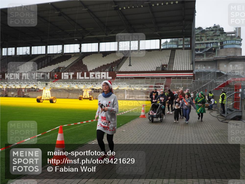 07.12.2025 - St. Pauli X-Mass-Run No. 15 Fabian Wolf http://msf.ph/oto/9421629 07.12.2025 11:47:15 Ziel 353, 530, 614, 898, 900, 901, 992, 2221, 2223, 2568, 3215, 3216, 3420, 3471, 3482, 3641, 3798, 3800, 3948, 3949, 4883, 5004 meine-sportfotos.de