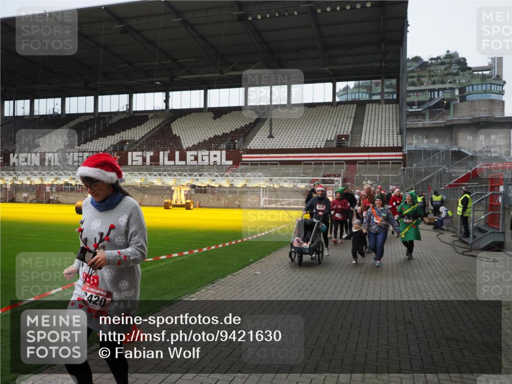07.12.2025 - St. Pauli X-Mass-Run No. 15 Fabian Wolf http://msf.ph/oto/9421630 07.12.2025 11:47:16 Ziel 353, 530, 614, 898, 900, 901, 992, 2221, 2223, 2568, 3215, 3216, 3420, 3471, 3482, 3641, 3798, 3800, 3948, 3949, 4883, 5004 meine-sportfotos.de