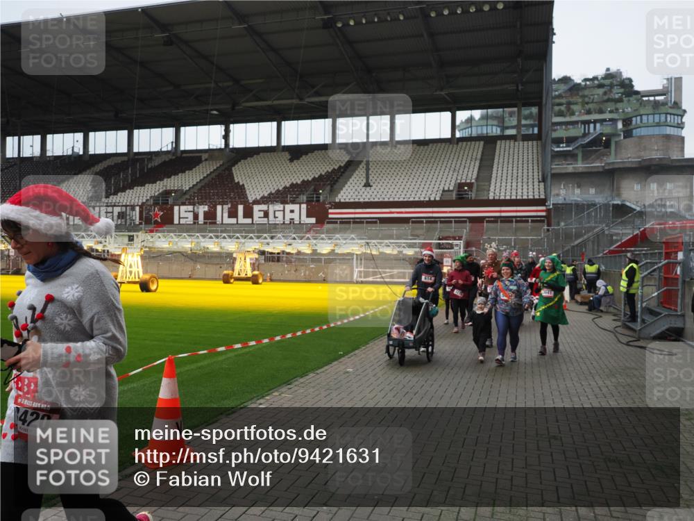 07.12.2025 - St. Pauli X-Mass-Run No. 15 Fabian Wolf http://msf.ph/oto/9421631 07.12.2025 11:47:16 Ziel 353, 530, 614, 898, 900, 901, 992, 2221, 2223, 2568, 3215, 3216, 3420, 3471, 3482, 3641, 3798, 3800, 3948, 3949, 4883, 5004 meine-sportfotos.de