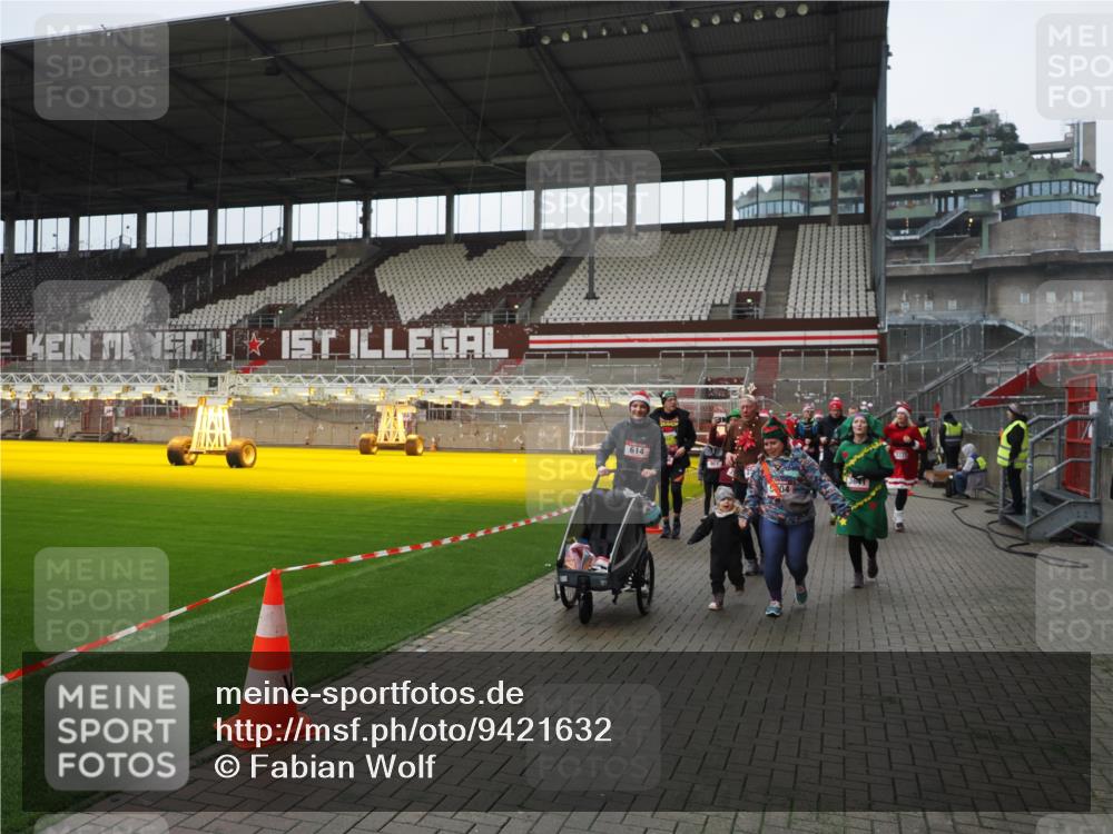 07.12.2025 - St. Pauli X-Mass-Run No. 15 Fabian Wolf http://msf.ph/oto/9421632 07.12.2025 11:47:17 Ziel 353, 530, 614, 898, 900, 901, 992, 2221, 2223, 2568, 3215, 3216, 3420, 3471, 3482, 3641, 3798, 3800, 3948, 3949, 4883, 5004 meine-sportfotos.de