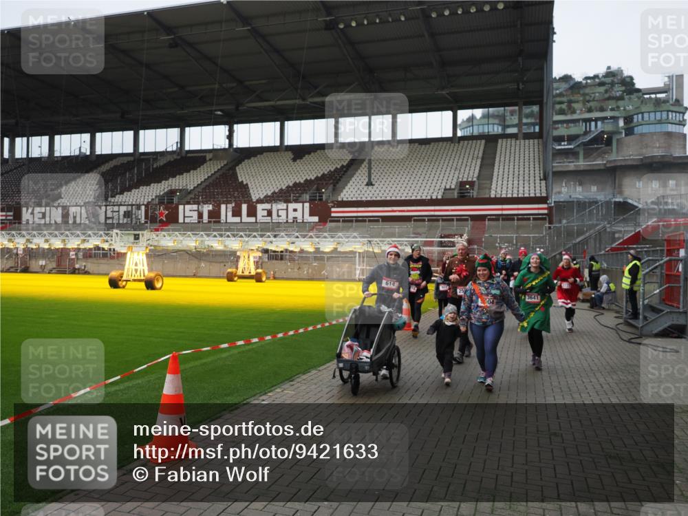 07.12.2025 - St. Pauli X-Mass-Run No. 15 Fabian Wolf http://msf.ph/oto/9421633 07.12.2025 11:47:17 Ziel 353, 530, 614, 898, 900, 901, 992, 2221, 2223, 2568, 3215, 3216, 3420, 3471, 3482, 3641, 3798, 3800, 3948, 3949, 4883, 5004 meine-sportfotos.de