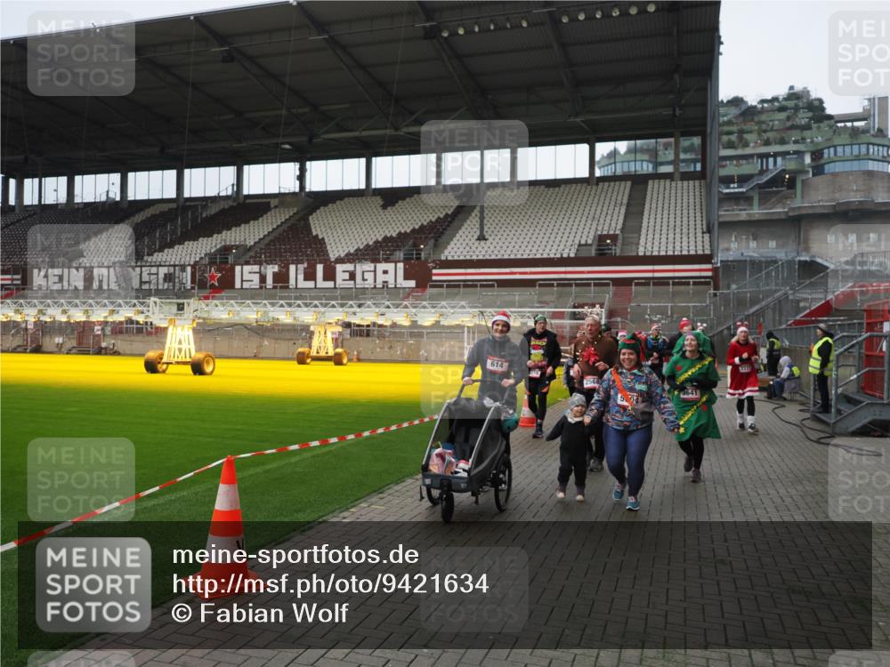 07.12.2025 - St. Pauli X-Mass-Run No. 15 Fabian Wolf http://msf.ph/oto/9421634 07.12.2025 11:47:17 Ziel 353, 530, 614, 898, 900, 901, 992, 2221, 2223, 2568, 3215, 3216, 3420, 3471, 3482, 3641, 3798, 3800, 3948, 3949, 4883, 5004 meine-sportfotos.de