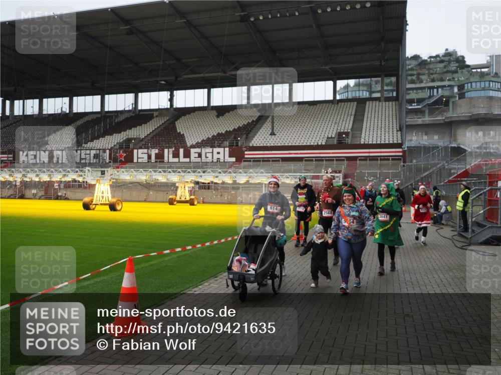 07.12.2025 - St. Pauli X-Mass-Run No. 15 Fabian Wolf http://msf.ph/oto/9421635 07.12.2025 11:47:17 Ziel 353, 530, 614, 898, 900, 901, 992, 2221, 2223, 2568, 3215, 3216, 3420, 3471, 3482, 3641, 3798, 3800, 3948, 3949, 4883, 5004 meine-sportfotos.de