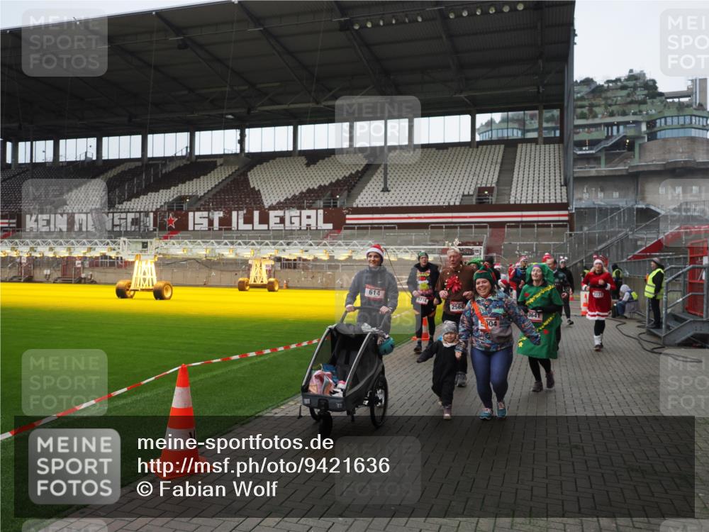 07.12.2025 - St. Pauli X-Mass-Run No. 15 Fabian Wolf http://msf.ph/oto/9421636 07.12.2025 11:47:18 Ziel 353, 530, 614, 898, 900, 901, 992, 2221, 2223, 2568, 3215, 3216, 3420, 3471, 3482, 3641, 3798, 3800, 3948, 3949, 4883, 5004 meine-sportfotos.de