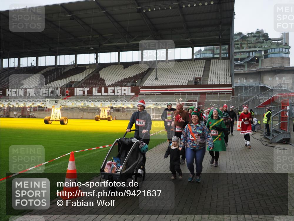 07.12.2025 - St. Pauli X-Mass-Run No. 15 Fabian Wolf http://msf.ph/oto/9421637 07.12.2025 11:47:18 Ziel 353, 530, 614, 898, 900, 901, 992, 2221, 2223, 2568, 3215, 3216, 3420, 3471, 3482, 3641, 3798, 3800, 3948, 3949, 4883, 5004 meine-sportfotos.de