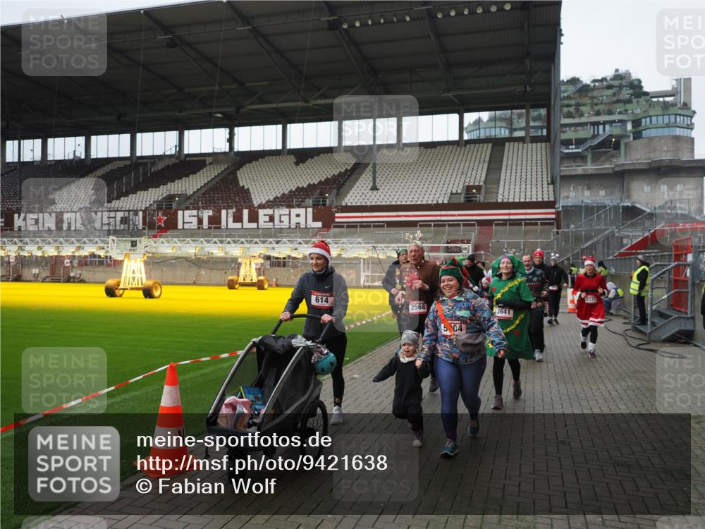 07.12.2025 - St. Pauli X-Mass-Run No. 15 Fabian Wolf http://msf.ph/oto/9421638 07.12.2025 11:47:18 Ziel 353, 530, 614, 898, 900, 901, 992, 2221, 2223, 2568, 3215, 3216, 3420, 3471, 3482, 3641, 3798, 3800, 3948, 3949, 4883, 5004 meine-sportfotos.de