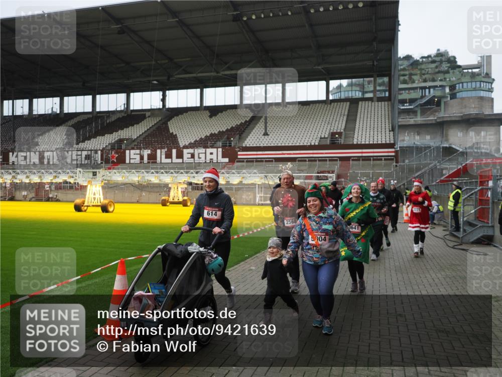 07.12.2025 - St. Pauli X-Mass-Run No. 15 Fabian Wolf http://msf.ph/oto/9421639 07.12.2025 11:47:18 Ziel 353, 530, 614, 898, 900, 901, 992, 2221, 2223, 2568, 3215, 3216, 3420, 3471, 3482, 3641, 3798, 3800, 3948, 3949, 4883, 5004 meine-sportfotos.de