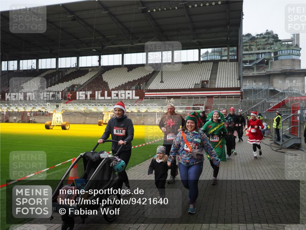 07.12.2025 - St. Pauli X-Mass-Run No. 15 Fabian Wolf http://msf.ph/oto/9421640 07.12.2025 11:47:19 Ziel 353, 530, 614, 898, 900, 901, 992, 2221, 2223, 2568, 3215, 3216, 3420, 3471, 3482, 3594, 3596, 3641, 3798, 3800, 3948, 3949, 4883, 5004 meine-sportfotos.de
