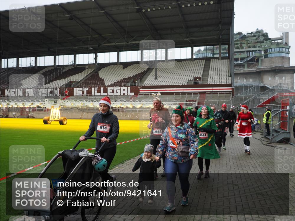 07.12.2025 - St. Pauli X-Mass-Run No. 15 Fabian Wolf http://msf.ph/oto/9421641 07.12.2025 11:47:19 Ziel 353, 530, 614, 898, 900, 901, 992, 2221, 2223, 2568, 3215, 3216, 3420, 3471, 3482, 3594, 3596, 3641, 3798, 3800, 3948, 3949, 4883, 5004 meine-sportfotos.de