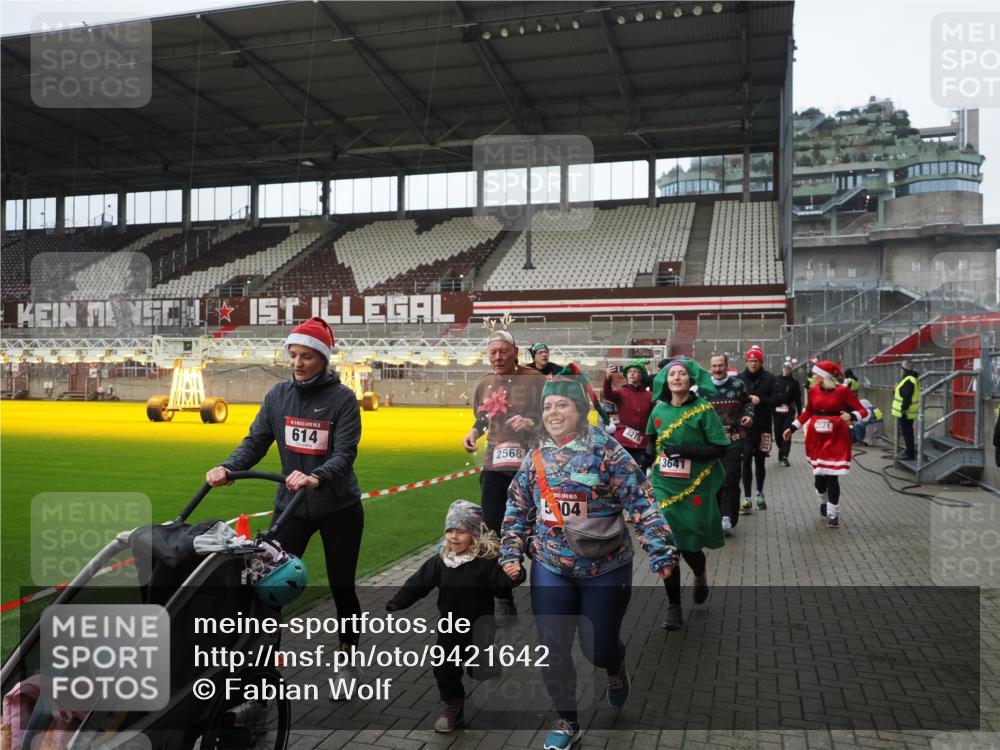 07.12.2025 - St. Pauli X-Mass-Run No. 15 Fabian Wolf http://msf.ph/oto/9421642 07.12.2025 11:47:19 Ziel 353, 530, 614, 898, 900, 901, 992, 2221, 2223, 2568, 3215, 3216, 3420, 3471, 3482, 3594, 3596, 3641, 3798, 3800, 3948, 3949, 4883, 5004 meine-sportfotos.de