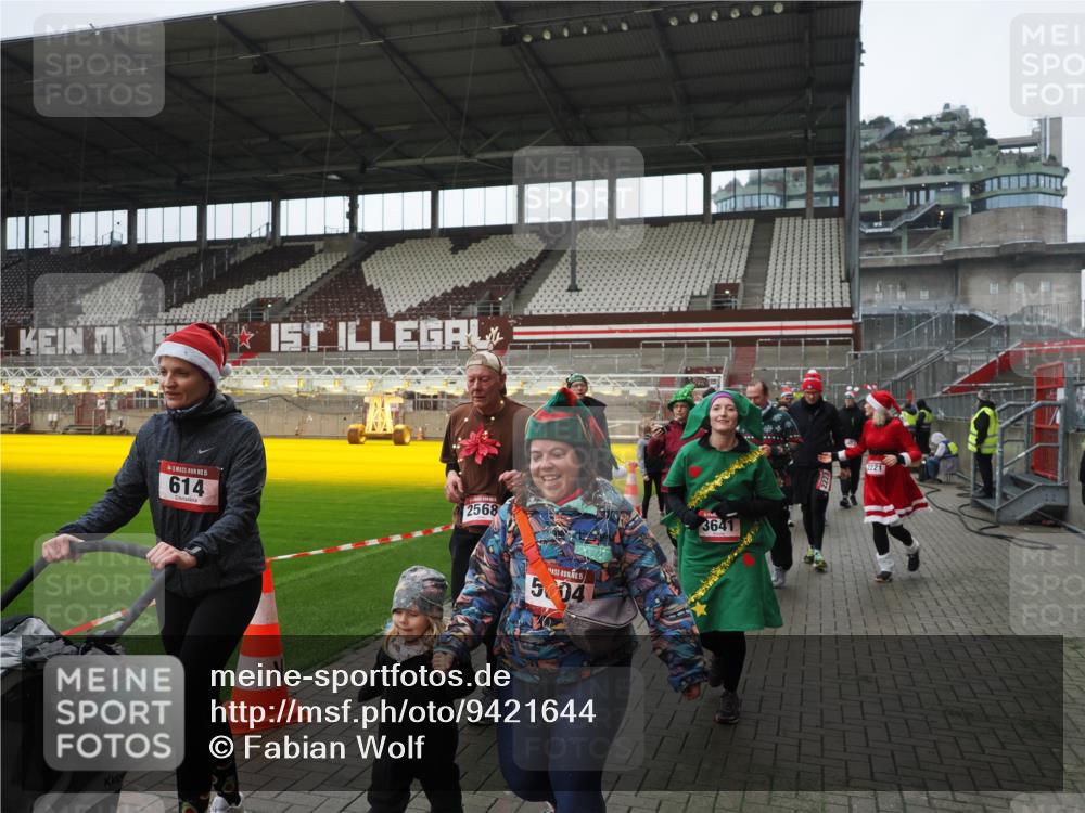 07.12.2025 - St. Pauli X-Mass-Run No. 15 Fabian Wolf http://msf.ph/oto/9421644 07.12.2025 11:47:19 Ziel 353, 530, 614, 898, 900, 901, 992, 2221, 2223, 2568, 3215, 3216, 3420, 3471, 3482, 3594, 3596, 3641, 3798, 3800, 3948, 3949, 4883, 5004 meine-sportfotos.de