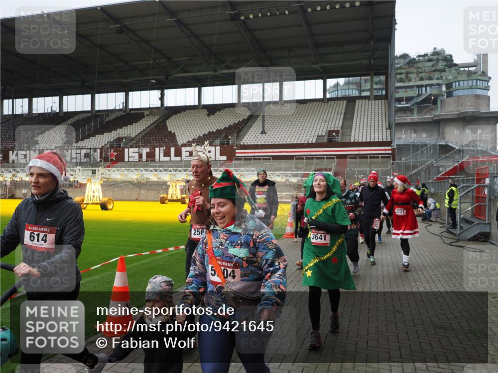 07.12.2025 - St. Pauli X-Mass-Run No. 15 Fabian Wolf http://msf.ph/oto/9421645 07.12.2025 11:47:20 Ziel 353, 530, 614, 898, 900, 901, 992, 2221, 2223, 2568, 3215, 3216, 3416, 3419, 3420, 3430, 3471, 3482, 3594, 3596, 3641, 3798, 3800, 3948, 3949, 4883, 5004 meine-sportfotos.de