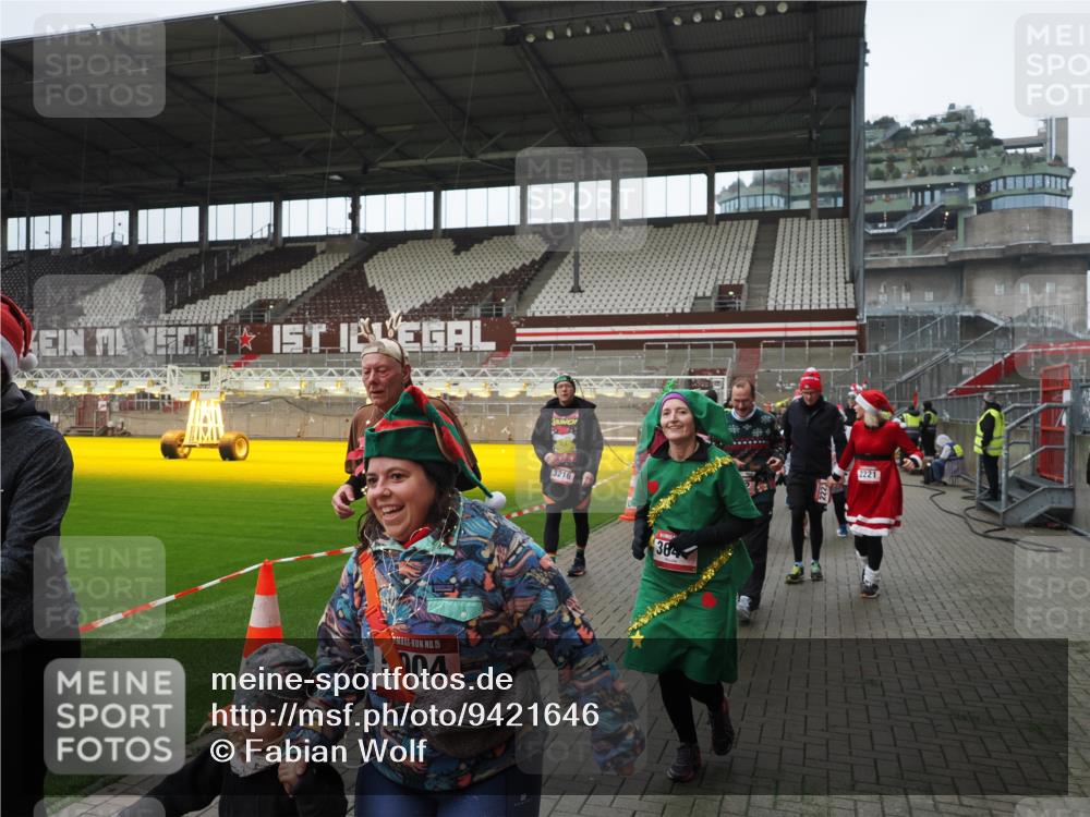 07.12.2025 - St. Pauli X-Mass-Run No. 15 Fabian Wolf http://msf.ph/oto/9421646 07.12.2025 11:47:20 Ziel 353, 530, 614, 898, 900, 901, 992, 2221, 2223, 2568, 3215, 3216, 3416, 3419, 3420, 3430, 3471, 3482, 3594, 3596, 3641, 3798, 3800, 3948, 3949, 4883, 5004 meine-sportfotos.de