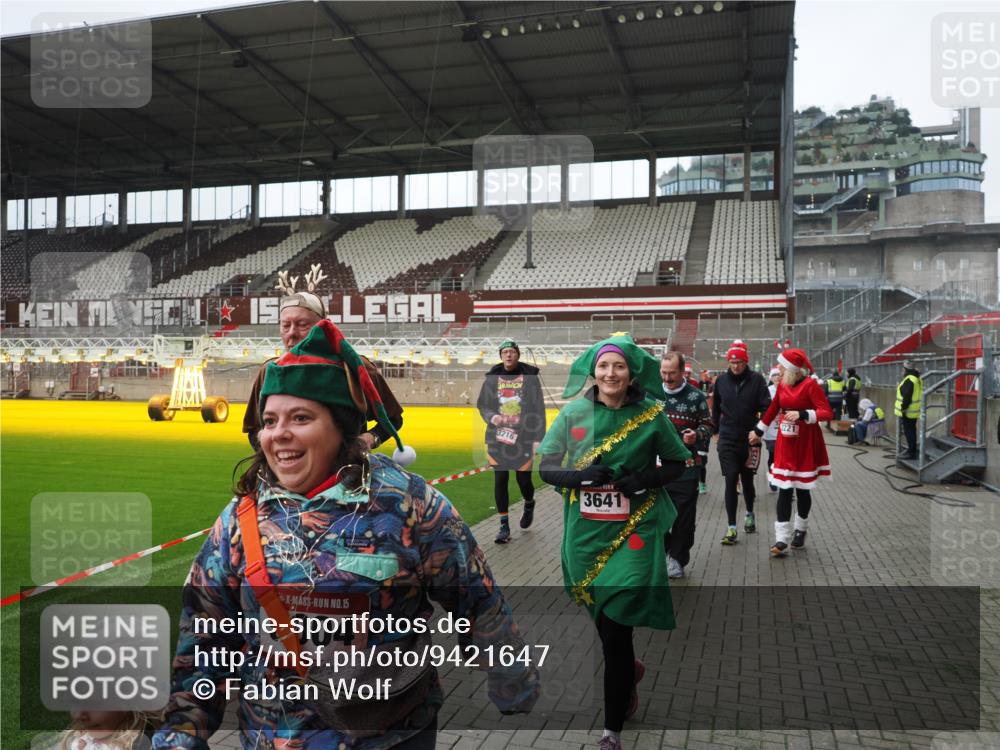 07.12.2025 - St. Pauli X-Mass-Run No. 15 Fabian Wolf http://msf.ph/oto/9421647 07.12.2025 11:47:20 Ziel 353, 530, 614, 898, 900, 901, 992, 2221, 2223, 2568, 3215, 3216, 3416, 3419, 3420, 3430, 3471, 3482, 3594, 3596, 3641, 3798, 3800, 3948, 3949, 4883, 5004 meine-sportfotos.de
