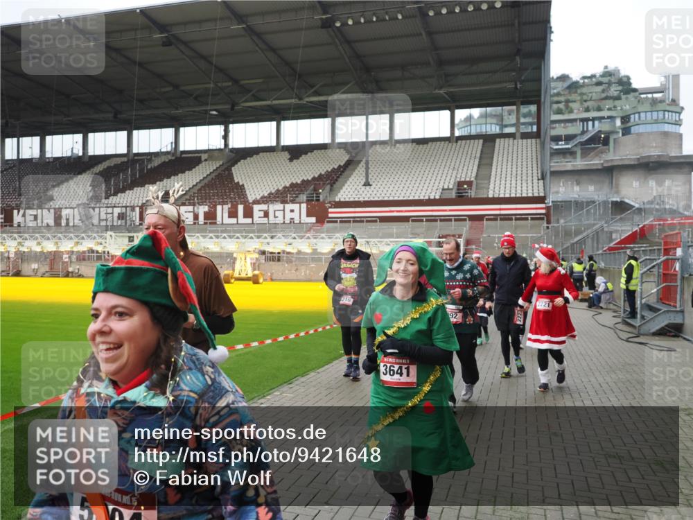07.12.2025 - St. Pauli X-Mass-Run No. 15 Fabian Wolf http://msf.ph/oto/9421648 07.12.2025 11:47:20 Ziel 353, 530, 614, 898, 900, 901, 992, 2221, 2223, 2568, 3215, 3216, 3416, 3419, 3420, 3430, 3471, 3482, 3594, 3596, 3641, 3798, 3800, 3948, 3949, 4883, 5004 meine-sportfotos.de