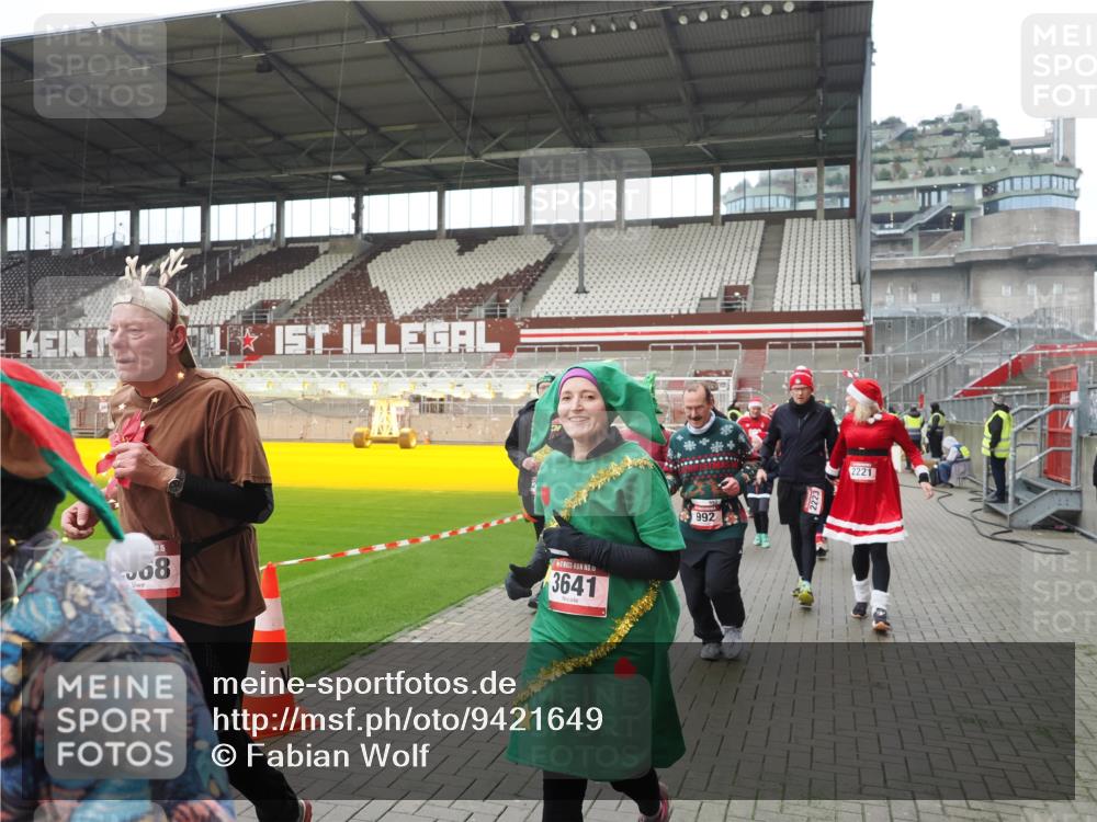 07.12.2025 - St. Pauli X-Mass-Run No. 15 Fabian Wolf http://msf.ph/oto/9421649 07.12.2025 11:47:20 Ziel 353, 530, 614, 898, 900, 901, 992, 2221, 2223, 2568, 3215, 3216, 3416, 3419, 3420, 3430, 3471, 3482, 3594, 3596, 3641, 3798, 3800, 3948, 3949, 4883, 5004 meine-sportfotos.de