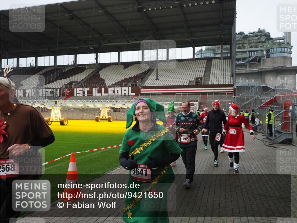 07.12.2025 - St. Pauli X-Mass-Run No. 15 Fabian Wolf http://msf.ph/oto/9421650 07.12.2025 11:47:21 Ziel 614, 898, 900, 901, 930, 992, 2221, 2223, 2568, 3215, 3216, 3416, 3419, 3420, 3430, 3471, 3482, 3594, 3596, 3641, 3798, 3800, 3948, 3949, 4883, 5004 meine-sportfotos.de