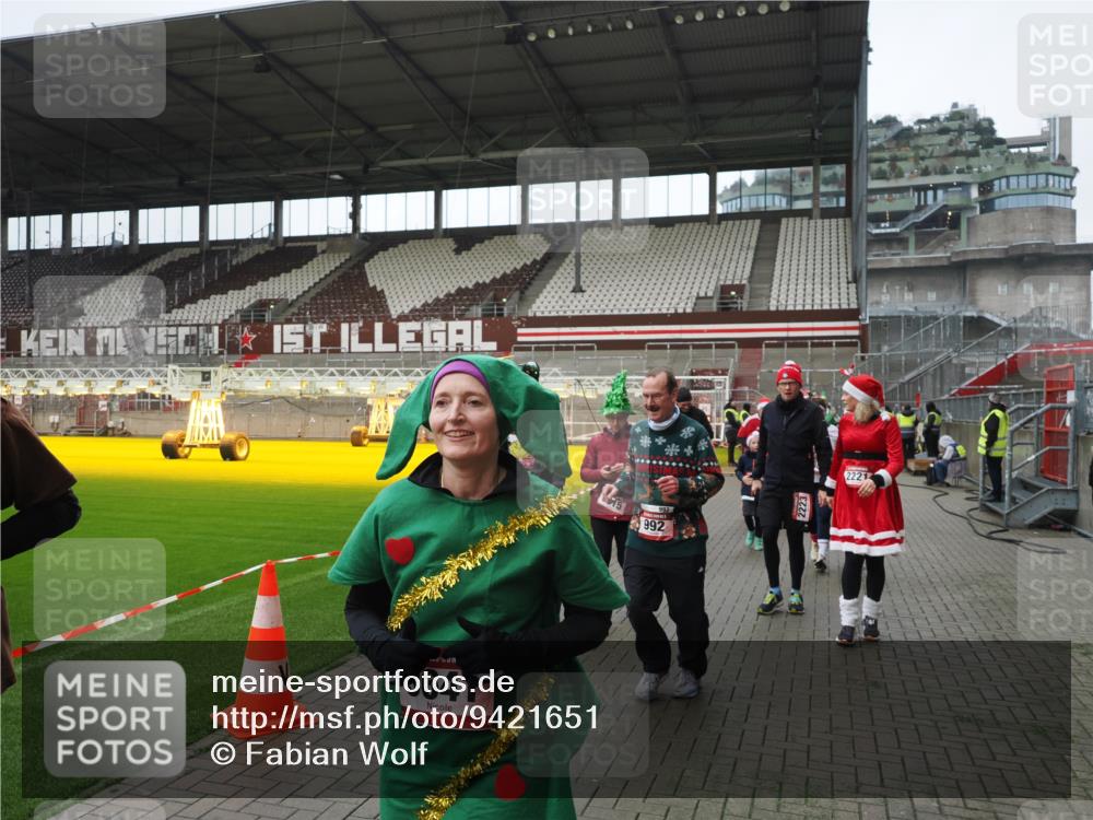 07.12.2025 - St. Pauli X-Mass-Run No. 15 Fabian Wolf http://msf.ph/oto/9421651 07.12.2025 11:47:21 Ziel 614, 898, 900, 901, 930, 992, 2221, 2223, 2568, 3215, 3216, 3416, 3419, 3420, 3430, 3471, 3482, 3594, 3596, 3641, 3798, 3800, 3948, 3949, 4883, 5004 meine-sportfotos.de