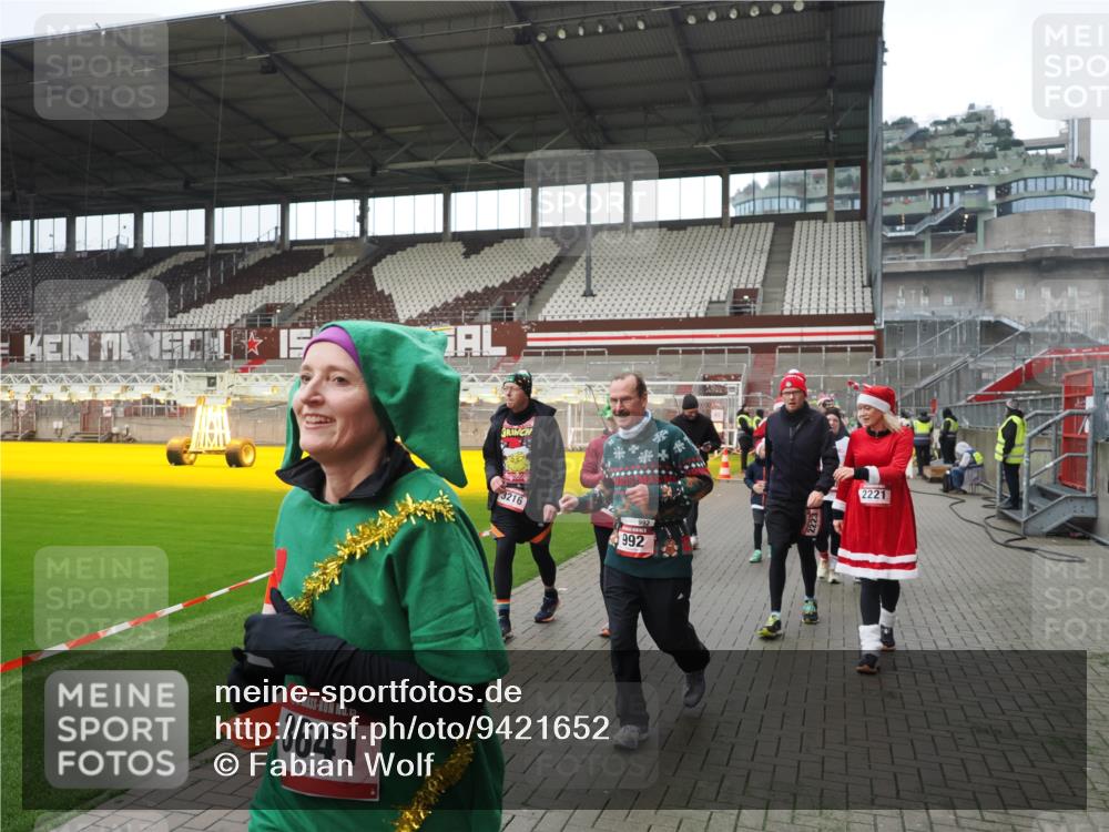 07.12.2025 - St. Pauli X-Mass-Run No. 15 Fabian Wolf http://msf.ph/oto/9421652 07.12.2025 11:47:21 Ziel 614, 898, 900, 901, 930, 992, 2221, 2223, 2568, 3215, 3216, 3416, 3419, 3420, 3430, 3471, 3482, 3594, 3596, 3641, 3798, 3800, 3948, 3949, 4883, 5004 meine-sportfotos.de