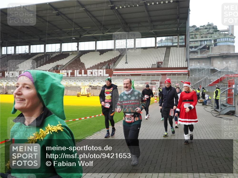 07.12.2025 - St. Pauli X-Mass-Run No. 15 Fabian Wolf http://msf.ph/oto/9421653 07.12.2025 11:47:21 Ziel 614, 898, 900, 901, 930, 992, 2221, 2223, 2568, 3215, 3216, 3416, 3419, 3420, 3430, 3471, 3482, 3594, 3596, 3641, 3798, 3800, 3948, 3949, 4883, 5004 meine-sportfotos.de