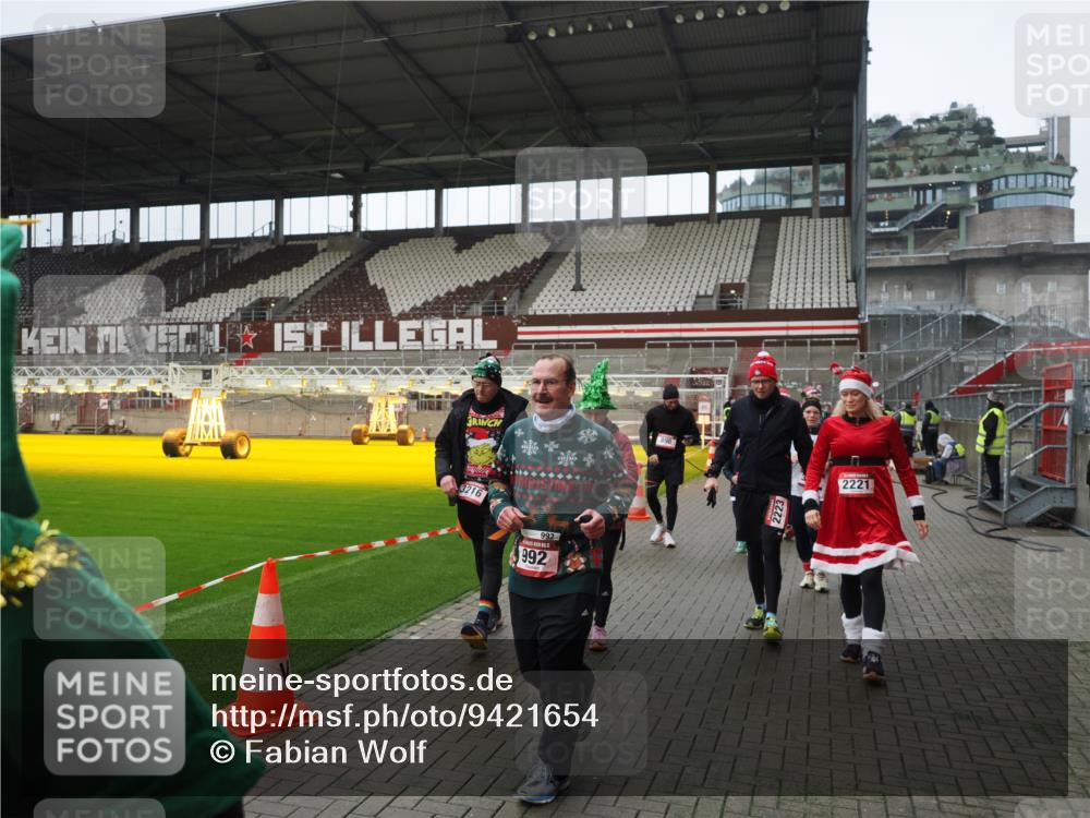 07.12.2025 - St. Pauli X-Mass-Run No. 15 Fabian Wolf http://msf.ph/oto/9421654 07.12.2025 11:47:21 Ziel 614, 898, 900, 901, 930, 992, 2221, 2223, 2568, 3215, 3216, 3416, 3419, 3420, 3430, 3471, 3482, 3594, 3596, 3641, 3798, 3800, 3948, 3949, 4883, 5004 meine-sportfotos.de