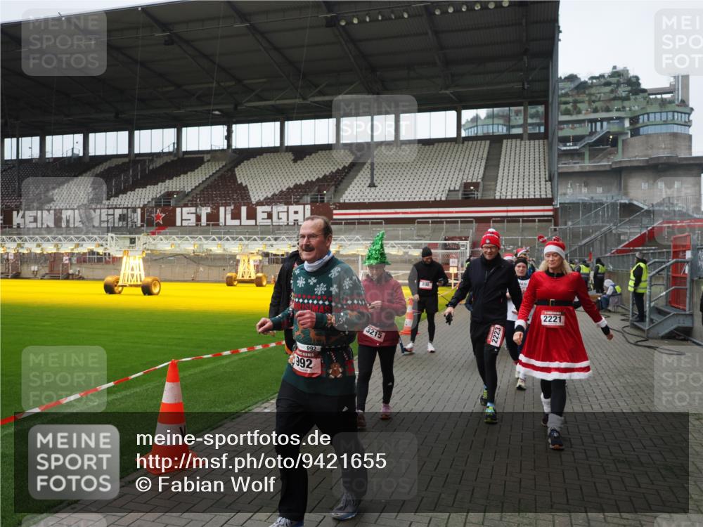 07.12.2025 - St. Pauli X-Mass-Run No. 15 Fabian Wolf http://msf.ph/oto/9421655 07.12.2025 11:47:22 Ziel 614, 898, 900, 901, 930, 992, 2221, 2223, 2568, 3215, 3216, 3416, 3419, 3420, 3430, 3471, 3482, 3594, 3596, 3641, 3798, 3800, 3948, 3949, 4883, 5004 meine-sportfotos.de