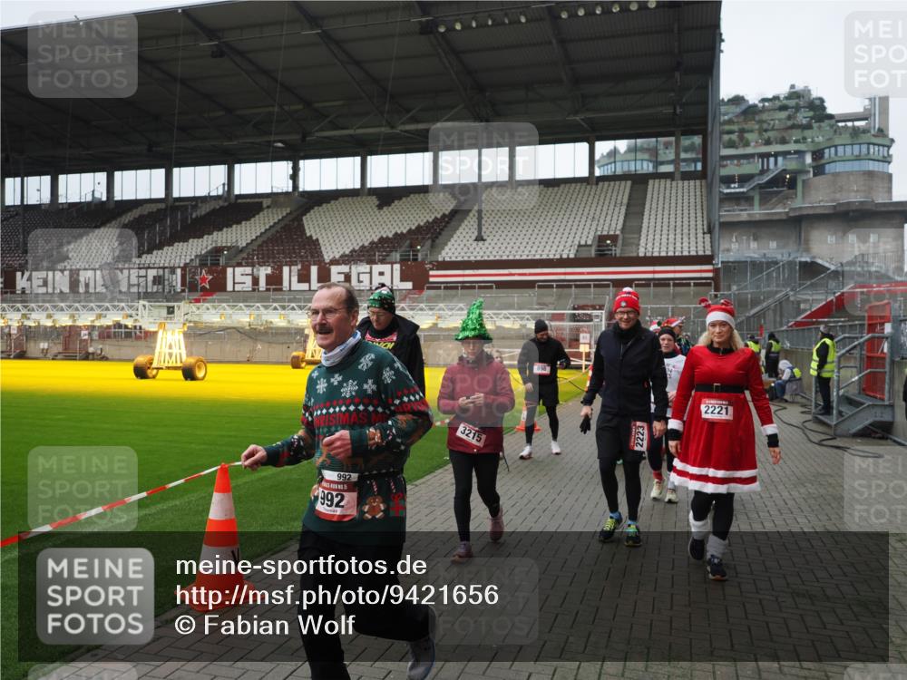 07.12.2025 - St. Pauli X-Mass-Run No. 15 Fabian Wolf http://msf.ph/oto/9421656 07.12.2025 11:47:22 Ziel 614, 898, 900, 901, 930, 992, 2221, 2223, 2568, 3215, 3216, 3416, 3419, 3420, 3430, 3471, 3482, 3594, 3596, 3641, 3798, 3800, 3948, 3949, 4883, 5004 meine-sportfotos.de