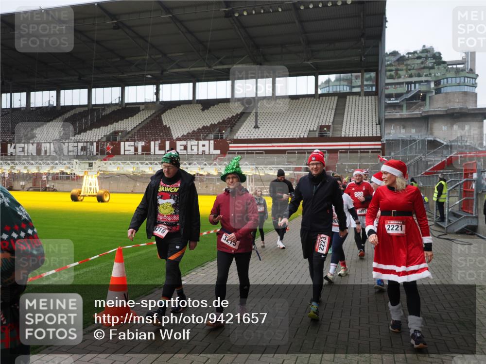 07.12.2025 - St. Pauli X-Mass-Run No. 15 Fabian Wolf http://msf.ph/oto/9421657 07.12.2025 11:47:22 Ziel 614, 898, 900, 901, 930, 992, 2221, 2223, 2568, 3215, 3216, 3416, 3419, 3420, 3430, 3471, 3482, 3594, 3596, 3641, 3798, 3800, 3948, 3949, 4883, 5004 meine-sportfotos.de
