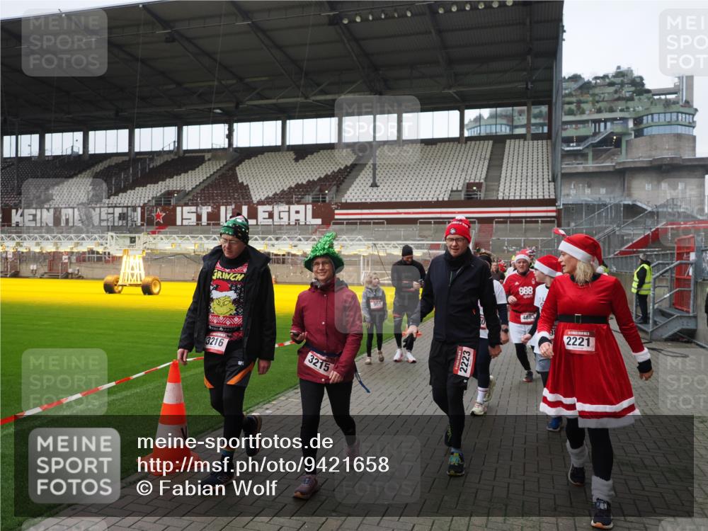 07.12.2025 - St. Pauli X-Mass-Run No. 15 Fabian Wolf http://msf.ph/oto/9421658 07.12.2025 11:47:23 Ziel 614, 898, 900, 901, 930, 992, 2221, 2223, 2568, 3215, 3216, 3416, 3419, 3420, 3430, 3471, 3482, 3594, 3596, 3641, 3798, 3800, 3948, 3949, 4883, 5004 meine-sportfotos.de