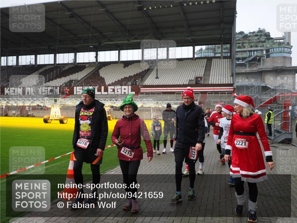 07.12.2025 - St. Pauli X-Mass-Run No. 15 Fabian Wolf http://msf.ph/oto/9421659 07.12.2025 11:47:23 Ziel 614, 898, 900, 901, 930, 992, 2221, 2223, 2568, 3215, 3216, 3416, 3419, 3420, 3430, 3471, 3482, 3594, 3596, 3641, 3798, 3800, 3948, 3949, 4883, 5004 meine-sportfotos.de