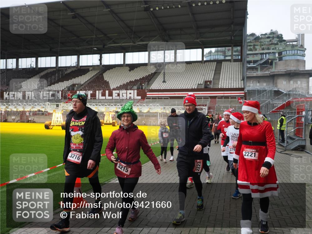07.12.2025 - St. Pauli X-Mass-Run No. 15 Fabian Wolf http://msf.ph/oto/9421660 07.12.2025 11:47:23 Ziel 614, 898, 900, 901, 930, 992, 2221, 2223, 2568, 3215, 3216, 3416, 3419, 3420, 3430, 3471, 3482, 3594, 3596, 3641, 3798, 3800, 3948, 3949, 4883, 5004 meine-sportfotos.de