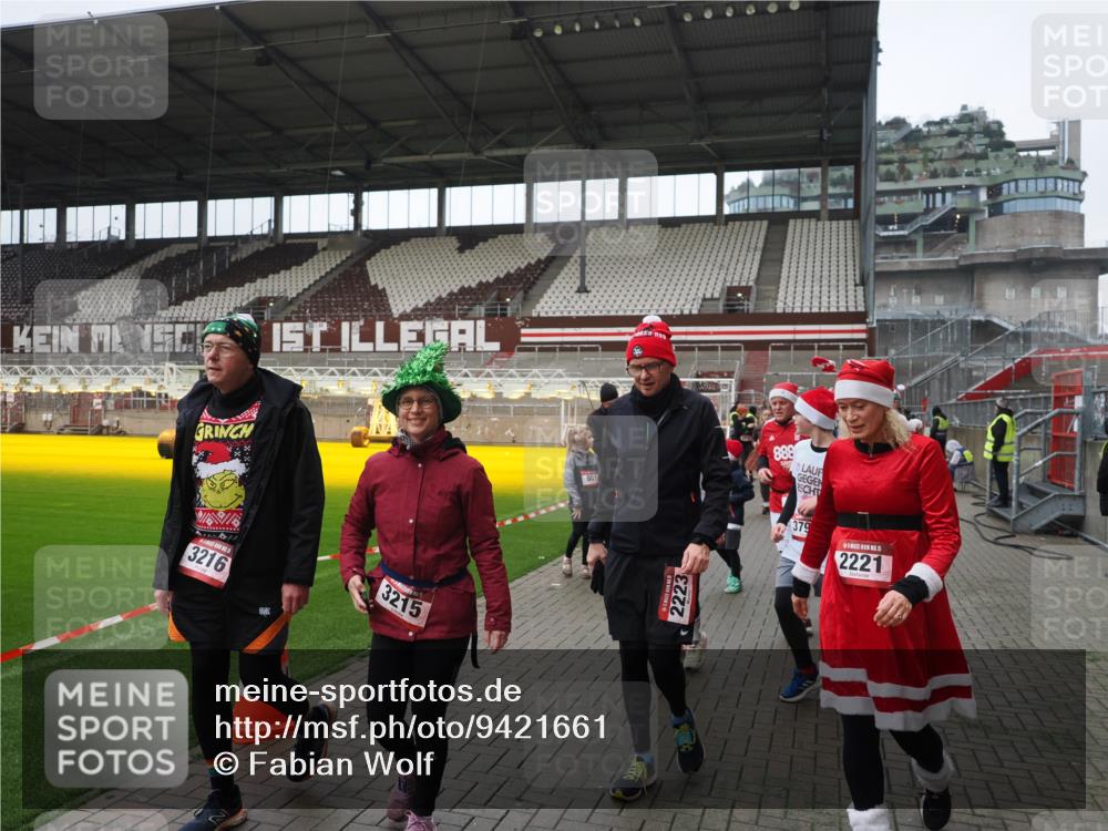 07.12.2025 - St. Pauli X-Mass-Run No. 15 Fabian Wolf http://msf.ph/oto/9421661 07.12.2025 11:47:23 Ziel 614, 898, 900, 901, 930, 992, 2221, 2223, 2568, 3215, 3216, 3416, 3419, 3420, 3430, 3471, 3482, 3594, 3596, 3641, 3798, 3800, 3948, 3949, 4883, 5004 meine-sportfotos.de