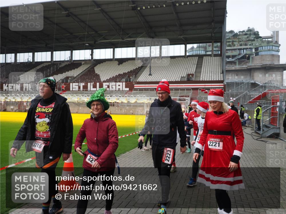 07.12.2025 - St. Pauli X-Mass-Run No. 15 Fabian Wolf http://msf.ph/oto/9421662 07.12.2025 11:47:23 Ziel 614, 898, 900, 901, 930, 992, 2221, 2223, 2568, 3215, 3216, 3416, 3419, 3420, 3430, 3471, 3482, 3594, 3596, 3641, 3798, 3800, 3948, 3949, 4883, 5004 meine-sportfotos.de